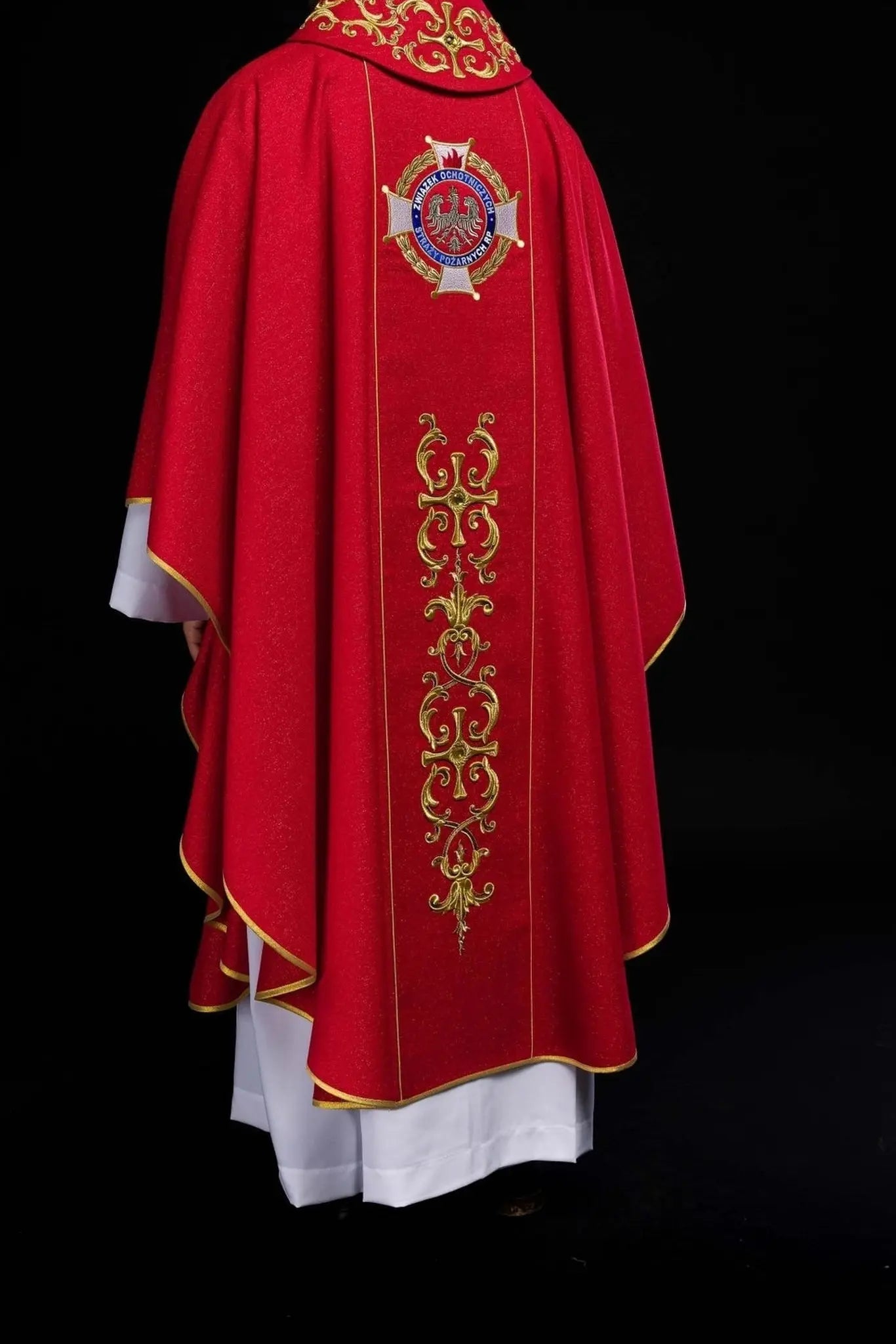 Chasuble richement brodée mettant en vedette Saint Florian