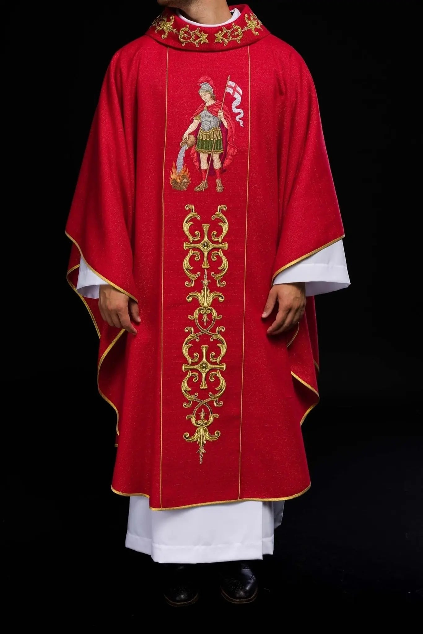 Chasuble richement brodée mettant en vedette Saint Florian