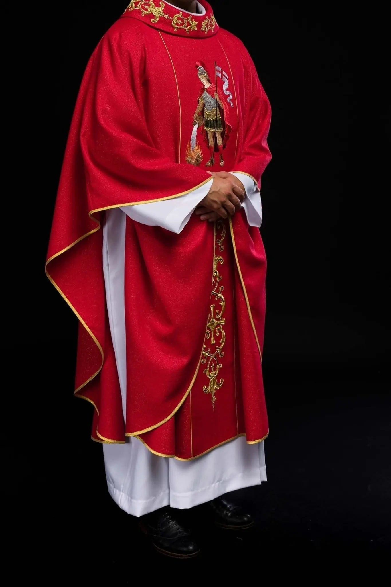 Chasuble richement brodée mettant en vedette Saint Florian