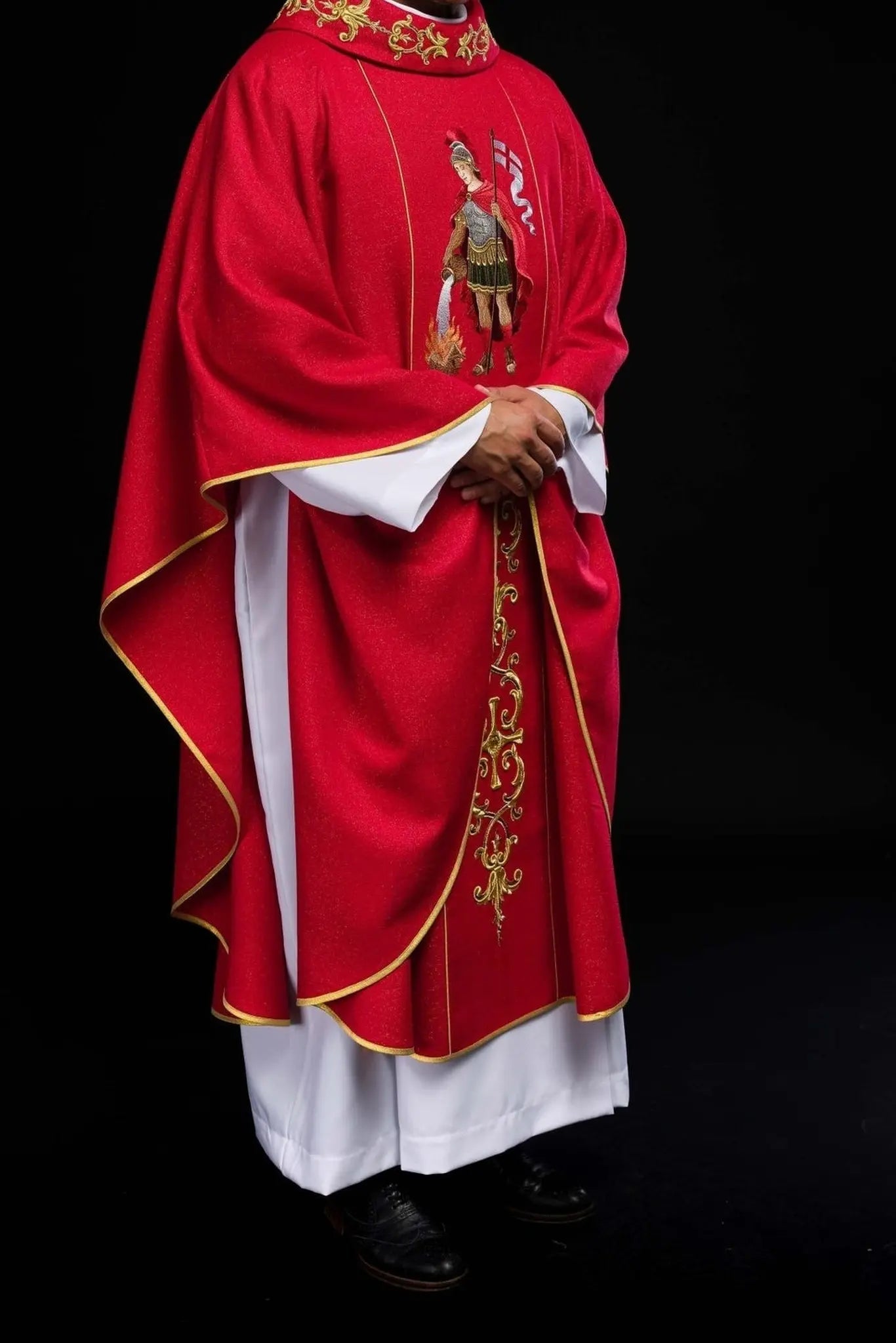 Chasuble richement brodée mettant en vedette Saint Florian