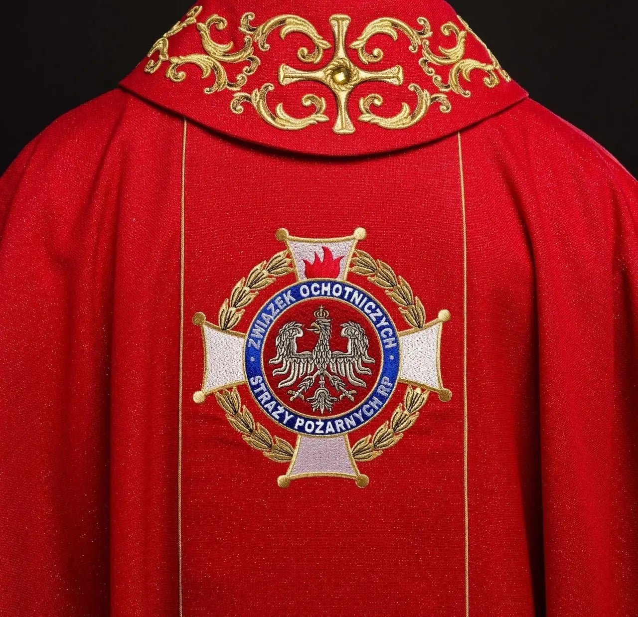Chasuble richement brodée mettant en vedette Saint Florian
