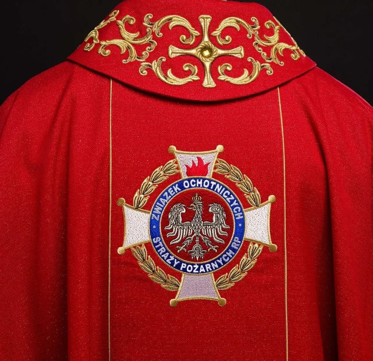 Chasuble richement brodée mettant en vedette Saint Florian