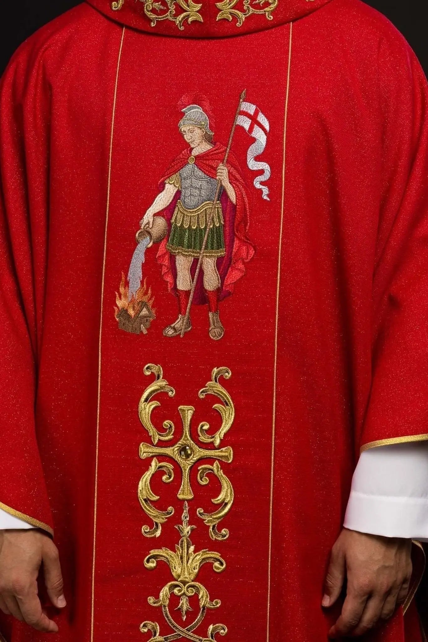 Chasuble richement brodée mettant en vedette Saint Florian