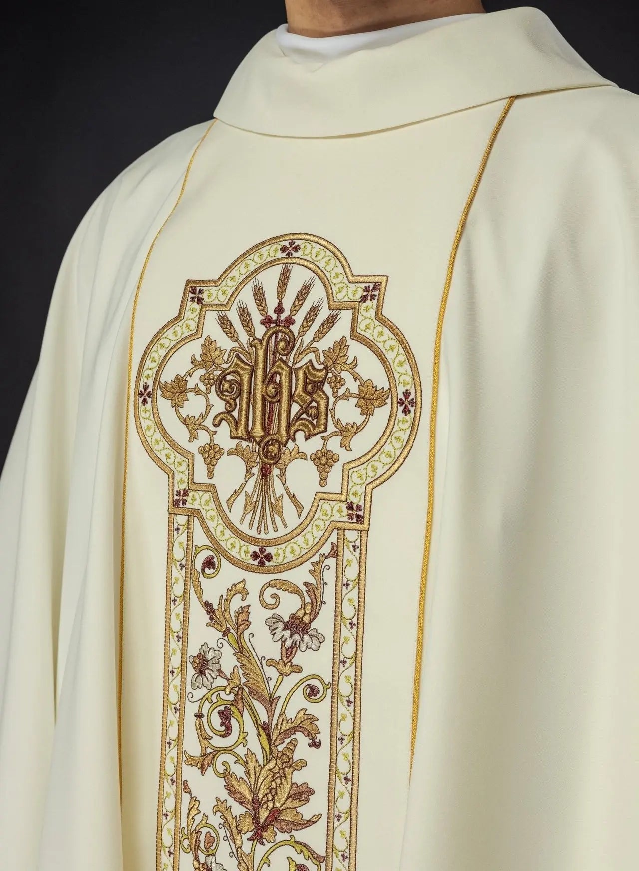 Chasuble richement décorée avec motif IHS en couleur écrue