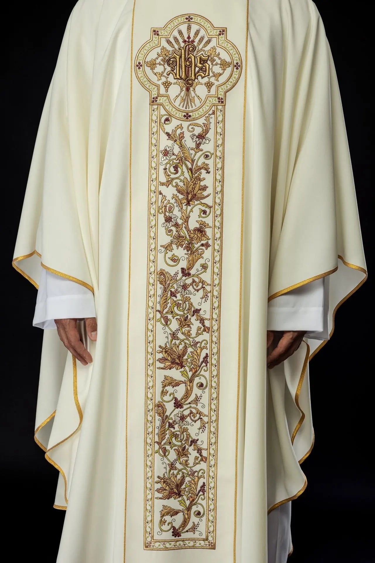Chasuble richement décorée avec motif IHS en couleur écrue