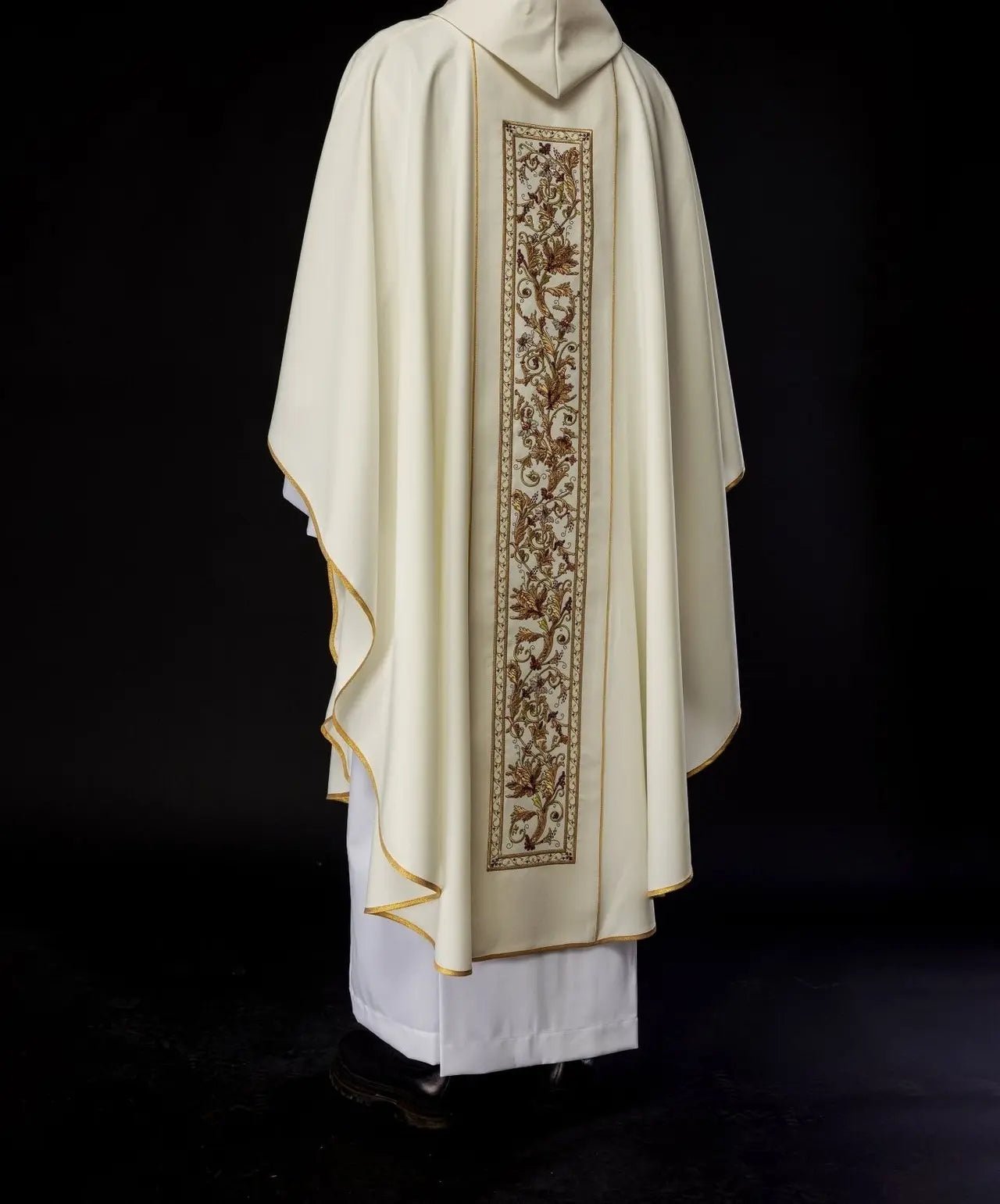 Chasuble richement décorée avec motif IHS en couleur écrue