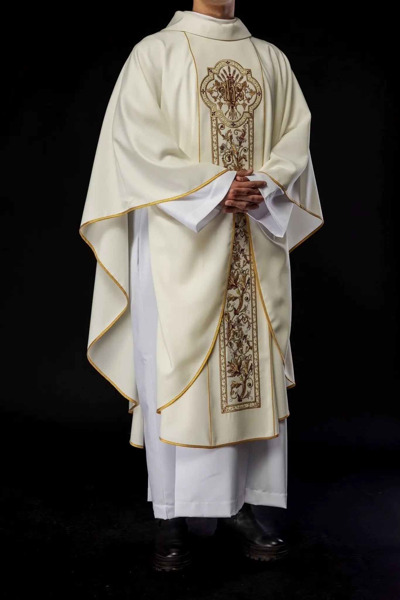Chasuble richement décorée avec motif IHS en couleur écrue
