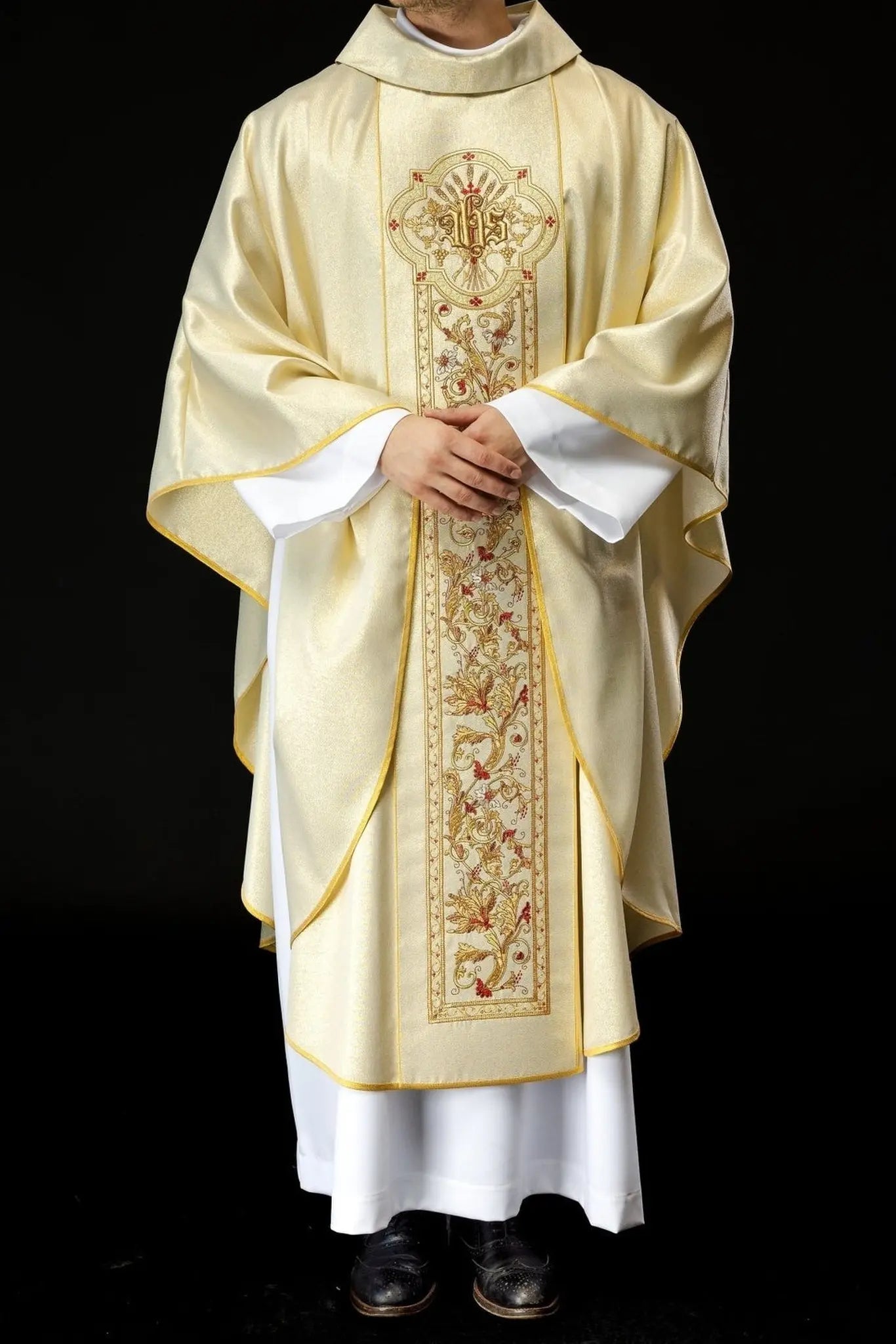 Chasuble richement décorée avec motif IHS en couleur or