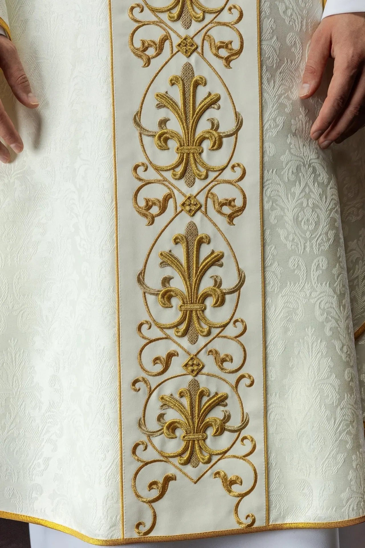 Chasuble écrue brodée sur tissu décoratif avec symbole IHS