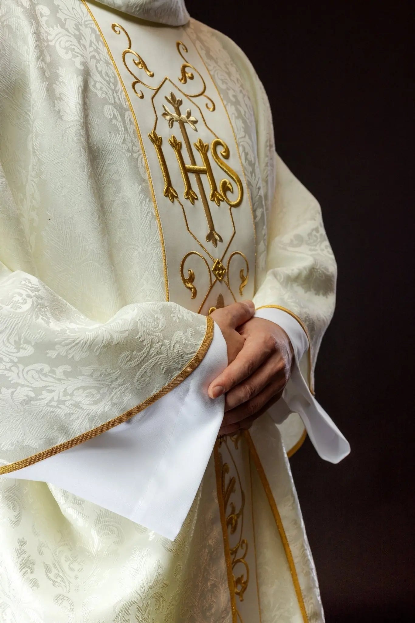 Chasuble écrue brodée sur tissu décoratif avec symbole IHS