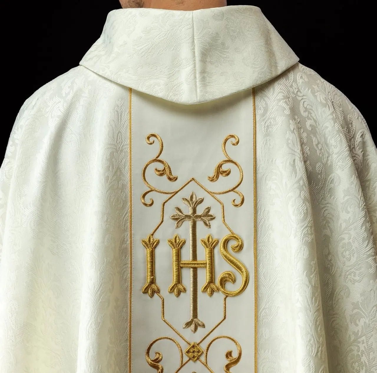 Chasuble écrue brodée sur tissu décoratif avec symbole IHS