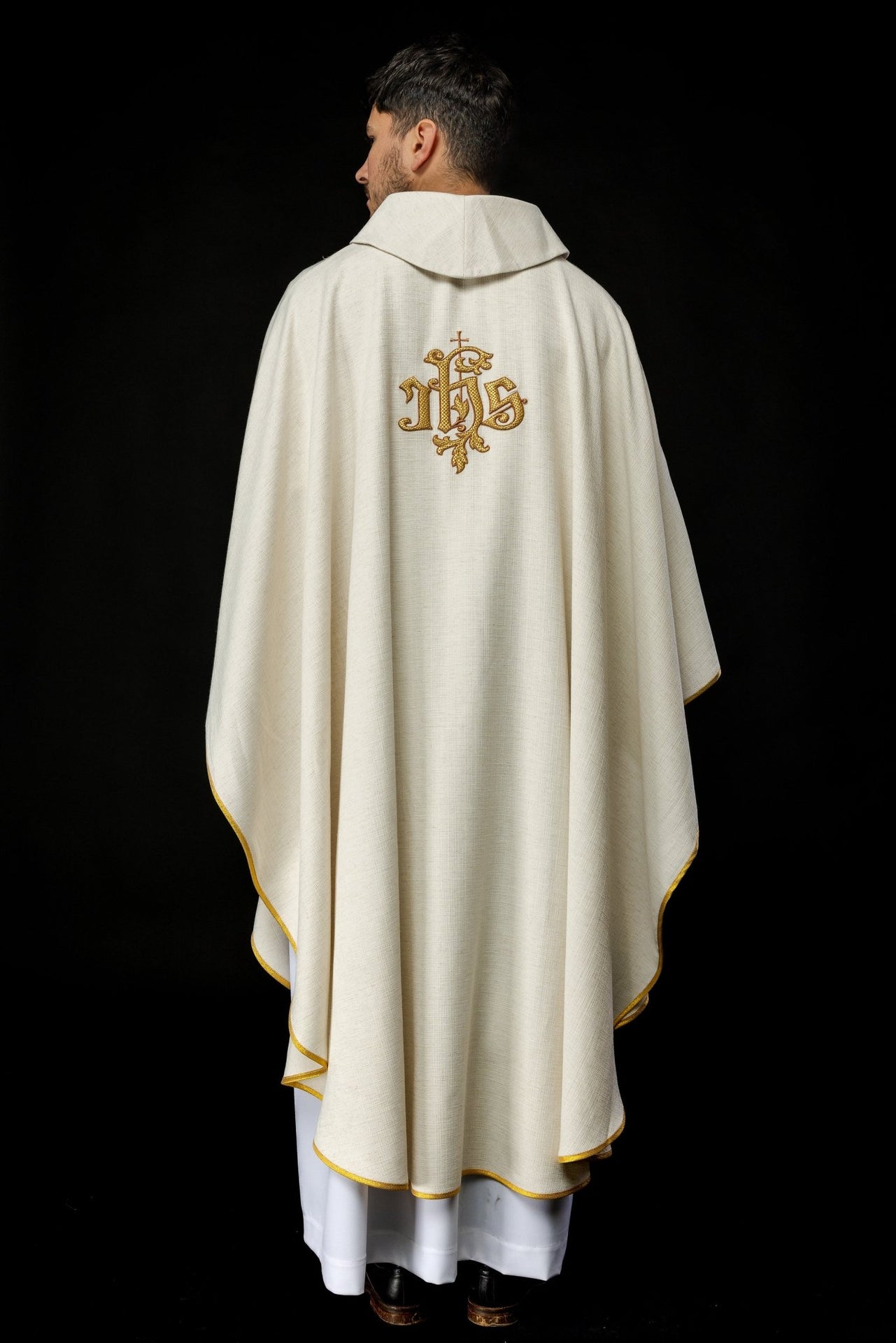 Ornat ecru z wizerunkiem Jezusa Dobrego Pasterza z Barankiem