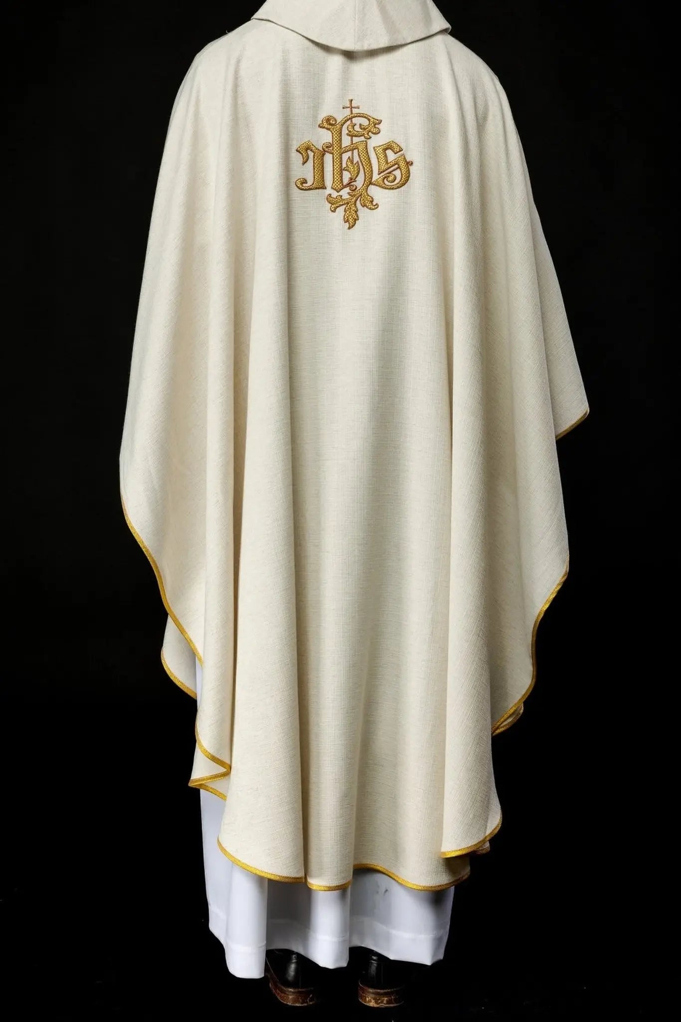 Chasuble écrue avec l'image de Jésus le Bon Pasteur avec l'Agneau