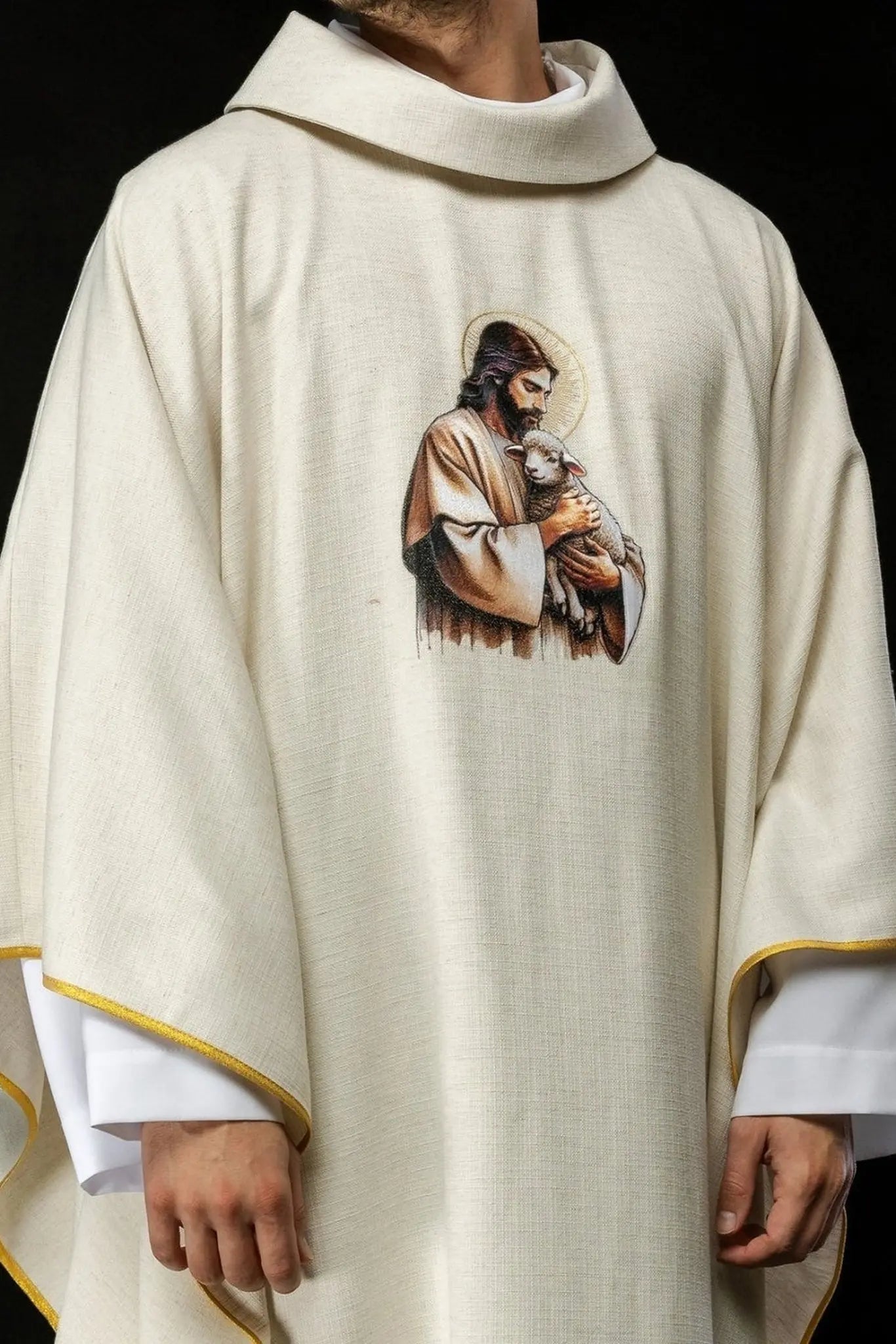 Chasuble écrue avec l'image de Jésus le Bon Pasteur avec l'Agneau