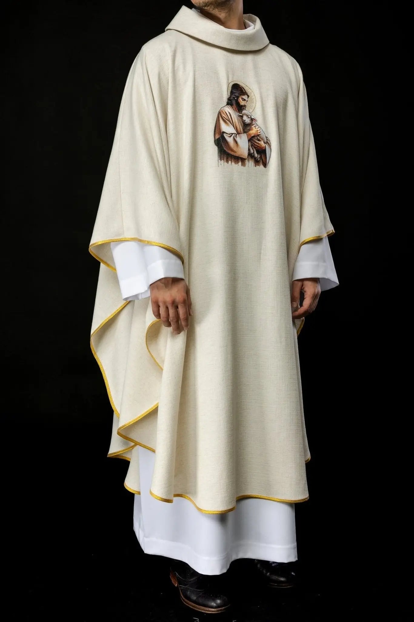 Chasuble écrue avec l'image de Jésus le Bon Pasteur avec l'Agneau
