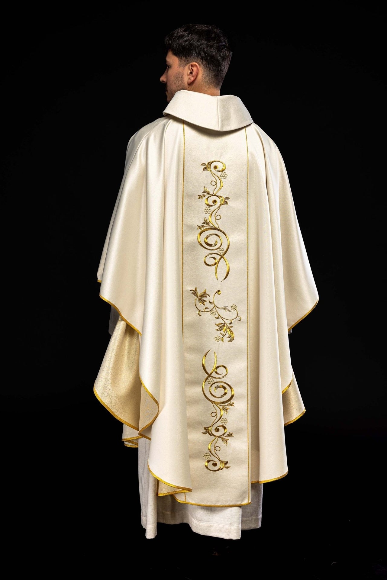 Ornat ecru z wizerunkiem Najświętszego Serca Pana Jezusa