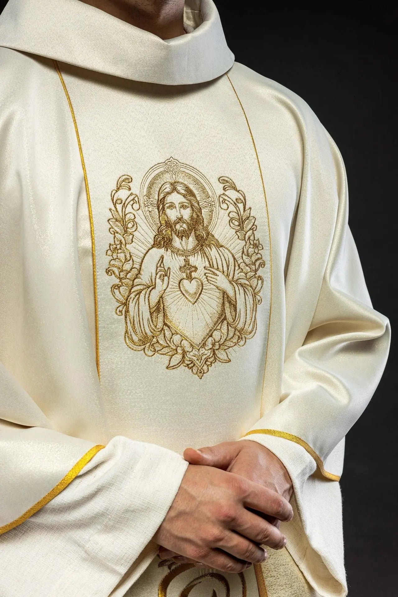 Chasuble écrue avec l'image du Sacré-Cœur de Jésus