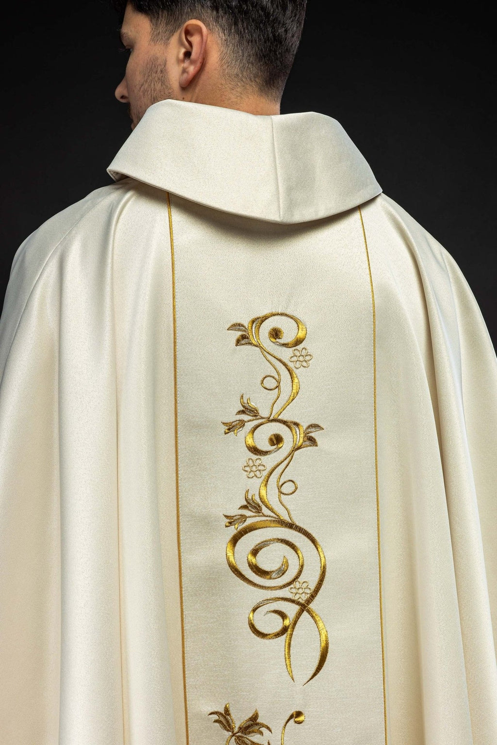 Ornat ecru z wizerunkiem Najświętszego Serca Pana Jezusa