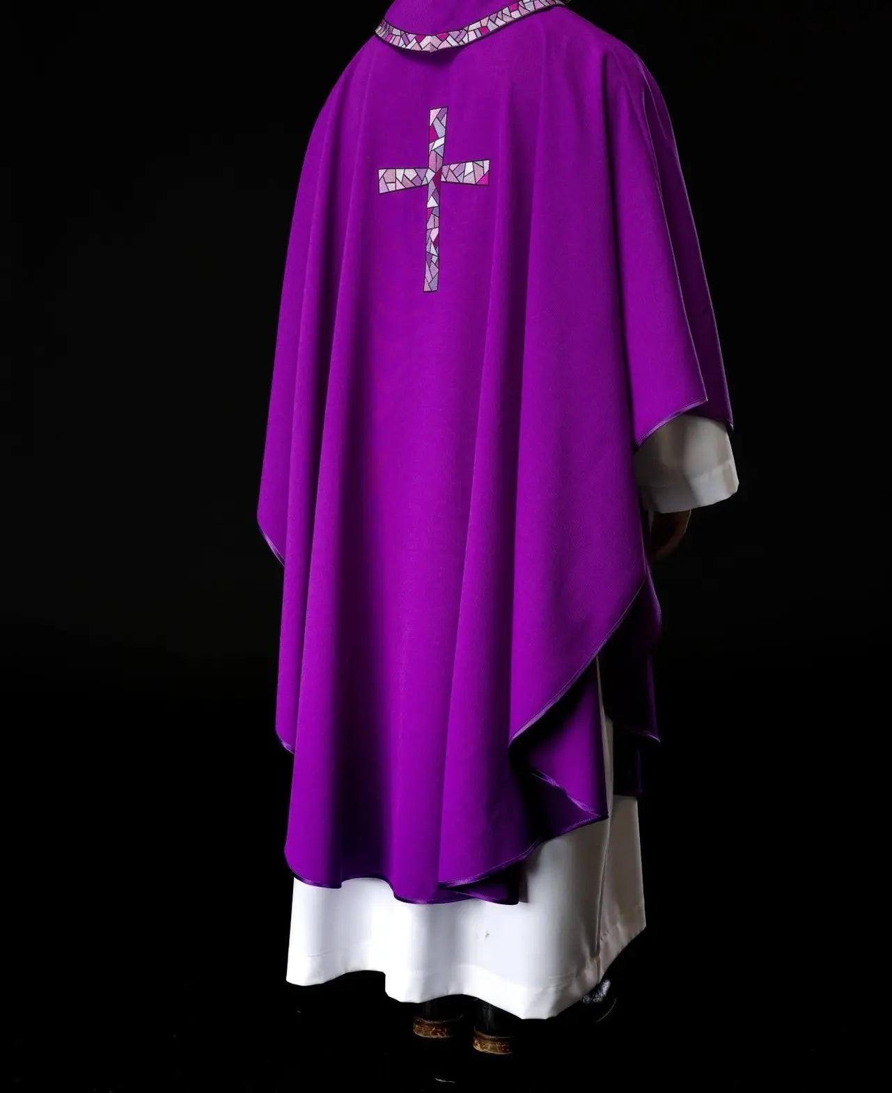 Chasuble violette avec mosaïque de croix