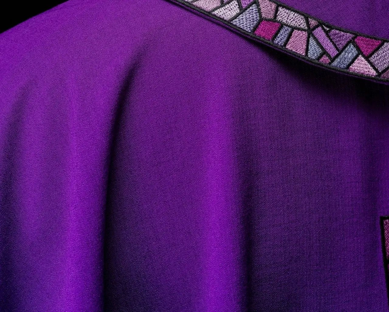 Chasuble violette avec mosaïque de croix