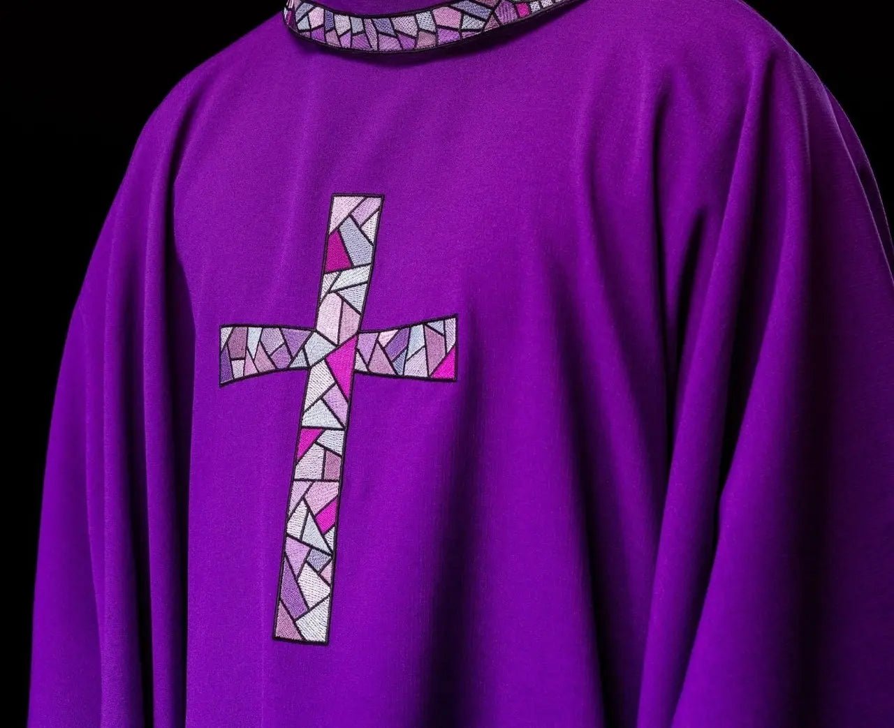 Chasuble violette avec mosaïque de croix