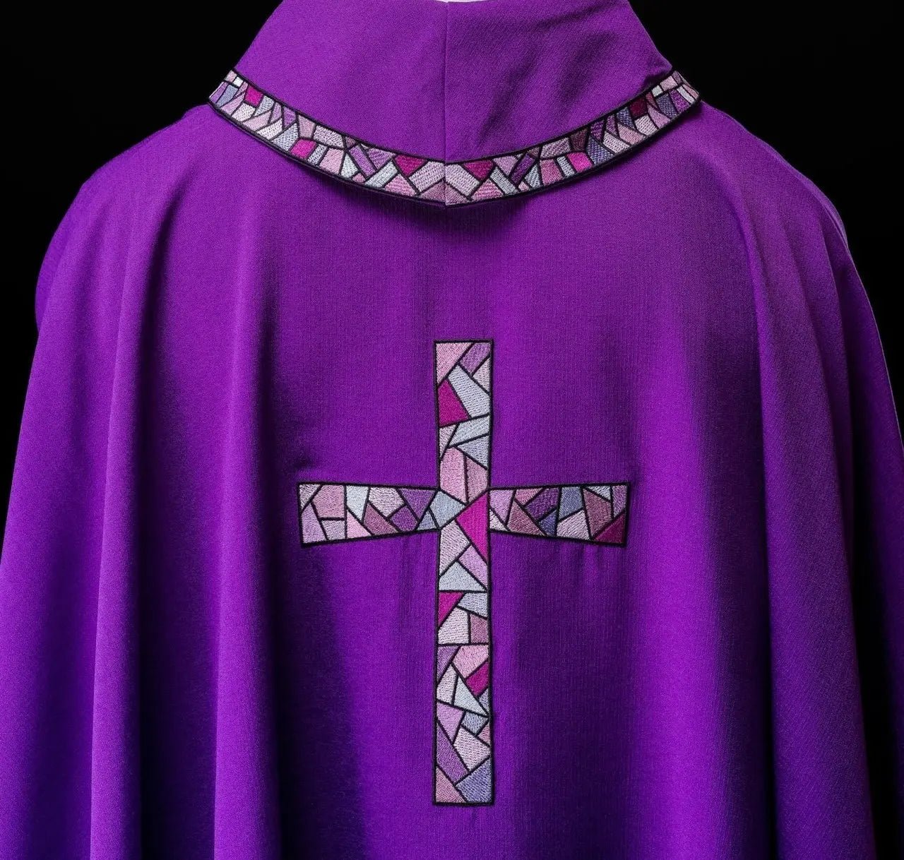 Chasuble violette avec mosaïque de croix