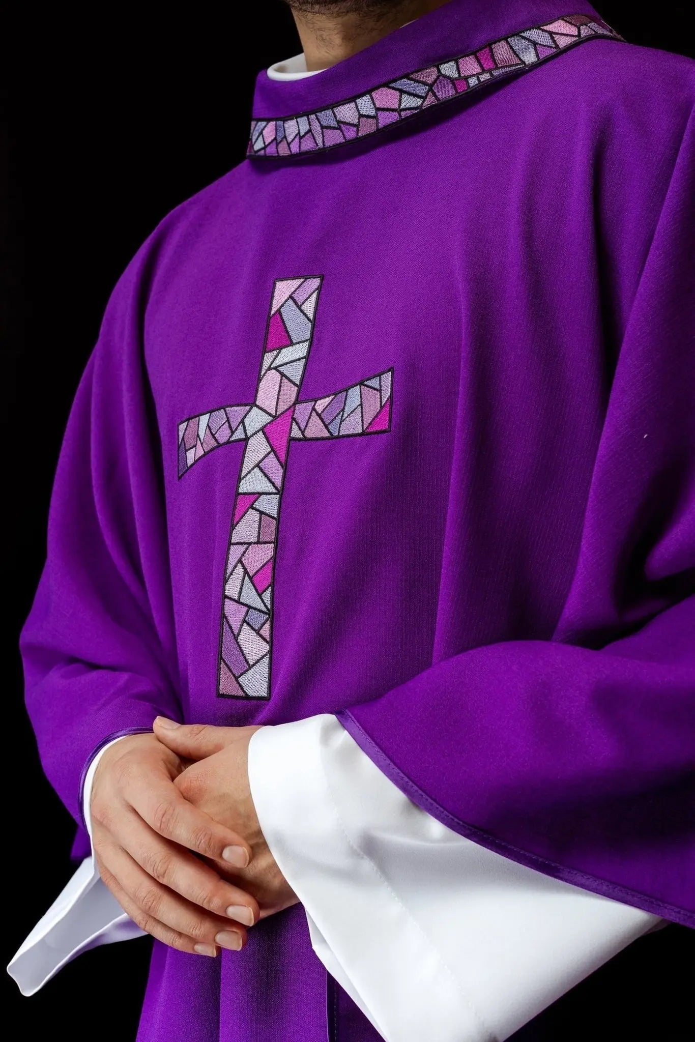 Chasuble violette avec mosaïque de croix