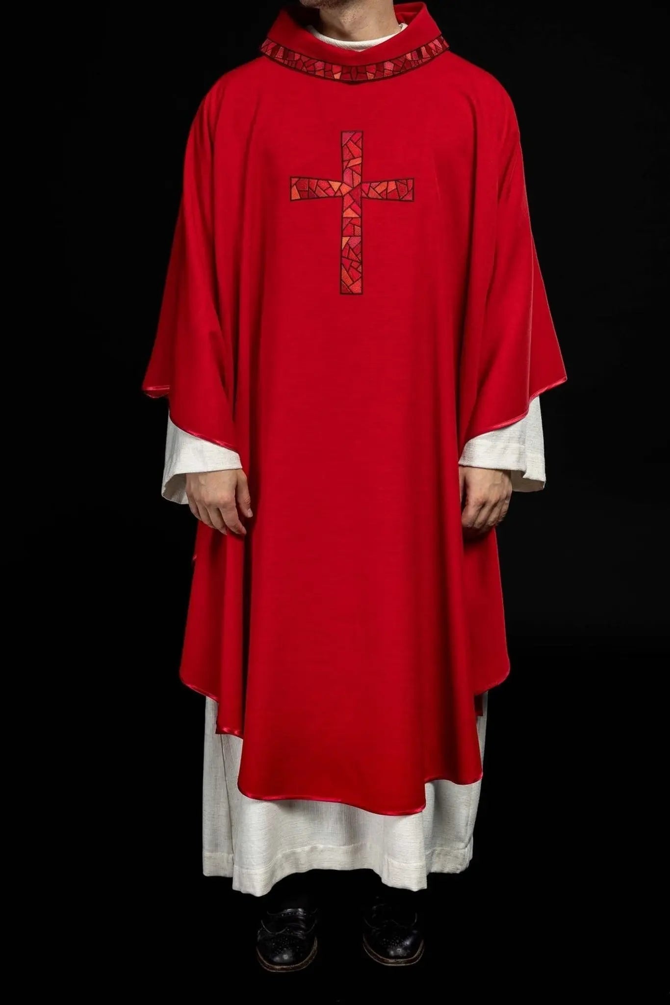 Chasuble brodée rouge avec mosaïque de croix