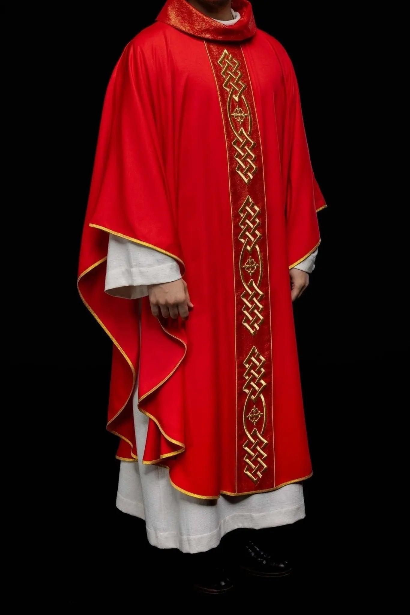 Chasuble brodée rouge avec motif de croix dorée