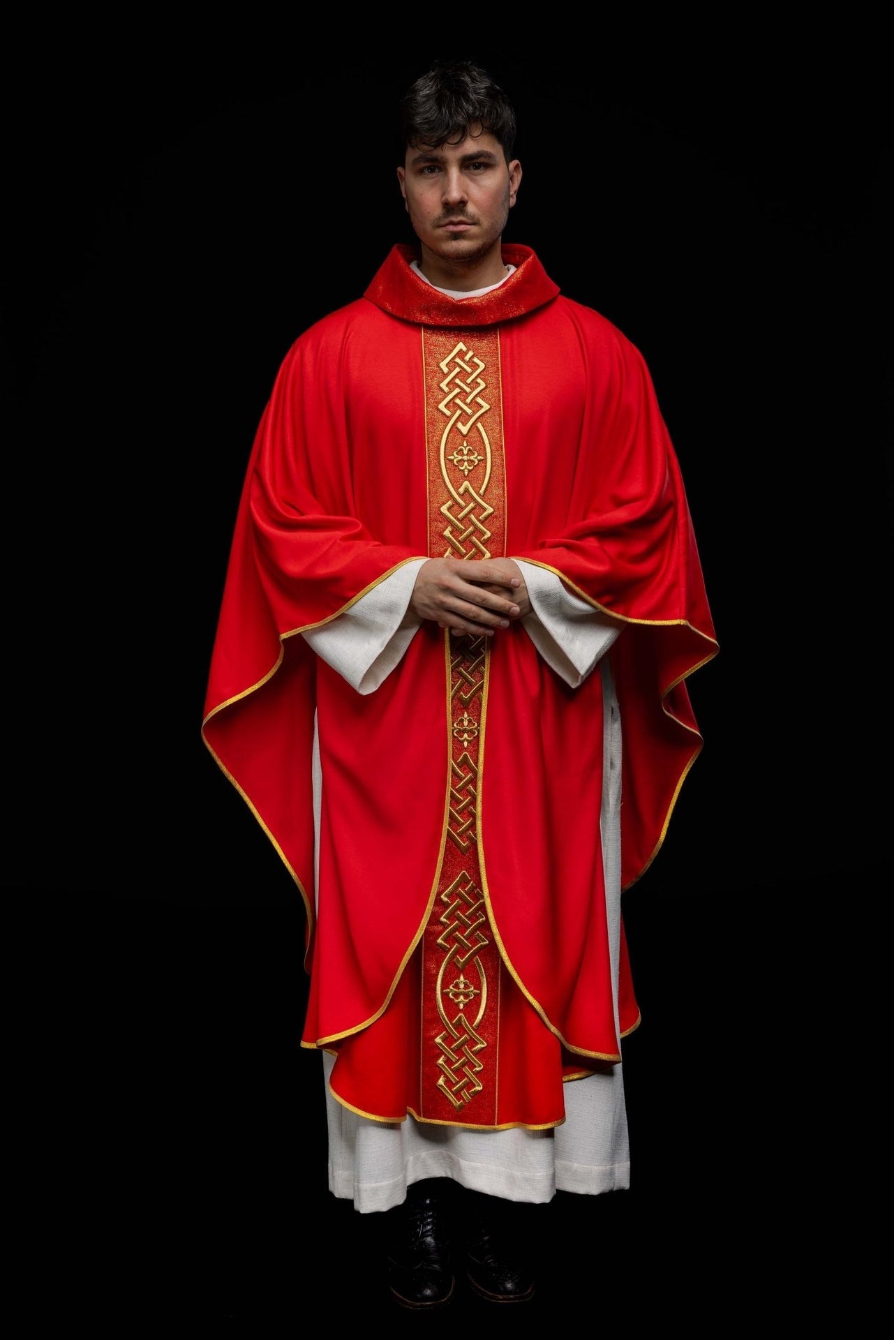 Ornat haftowany Czerwony ze Złotym Motywem Krzyża