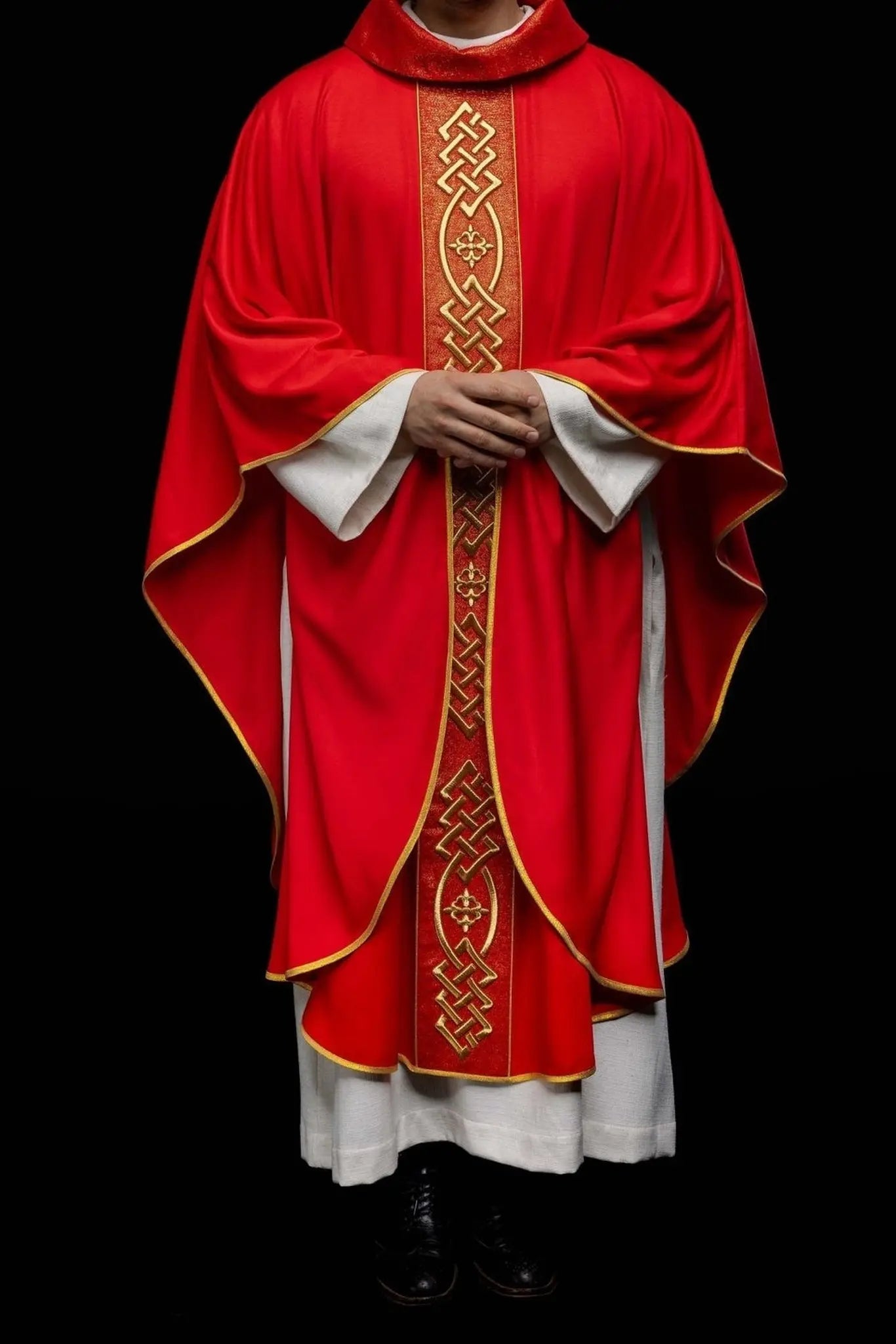 Chasuble brodée rouge avec motif de croix dorée