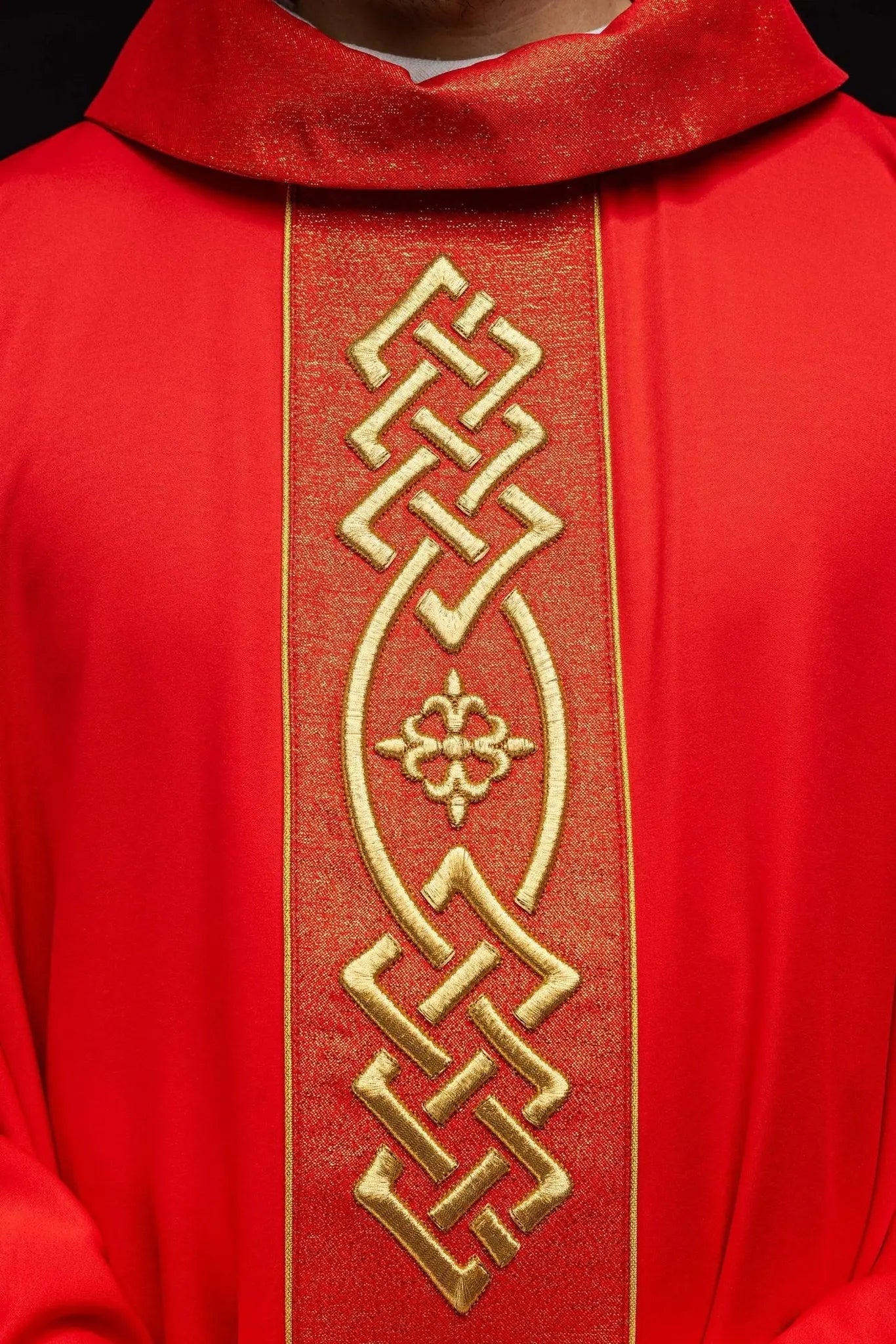 Chasuble brodée rouge avec motif de croix dorée