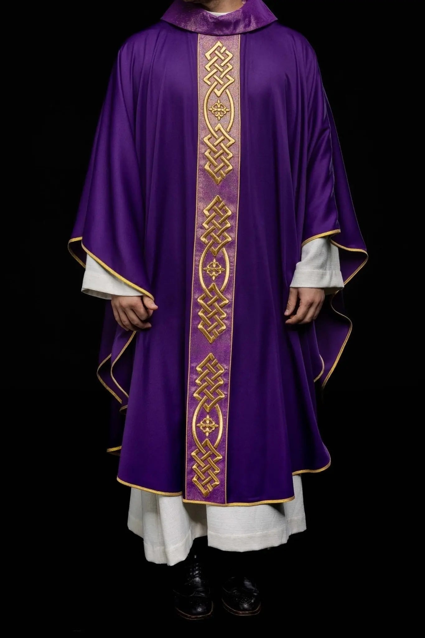 Chasuble brodée en violet avec bande décorative