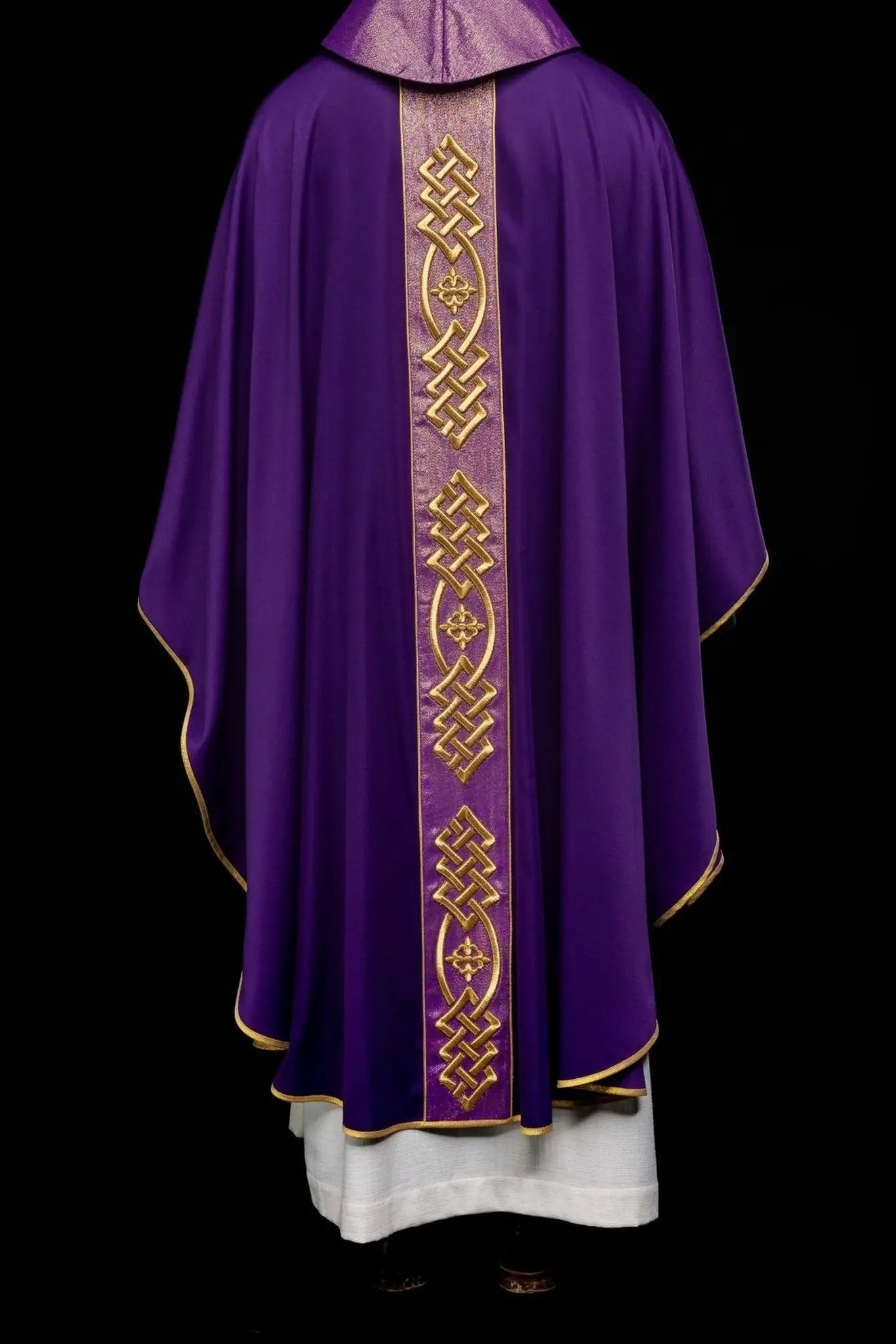 Chasuble brodée en violet avec bande décorative