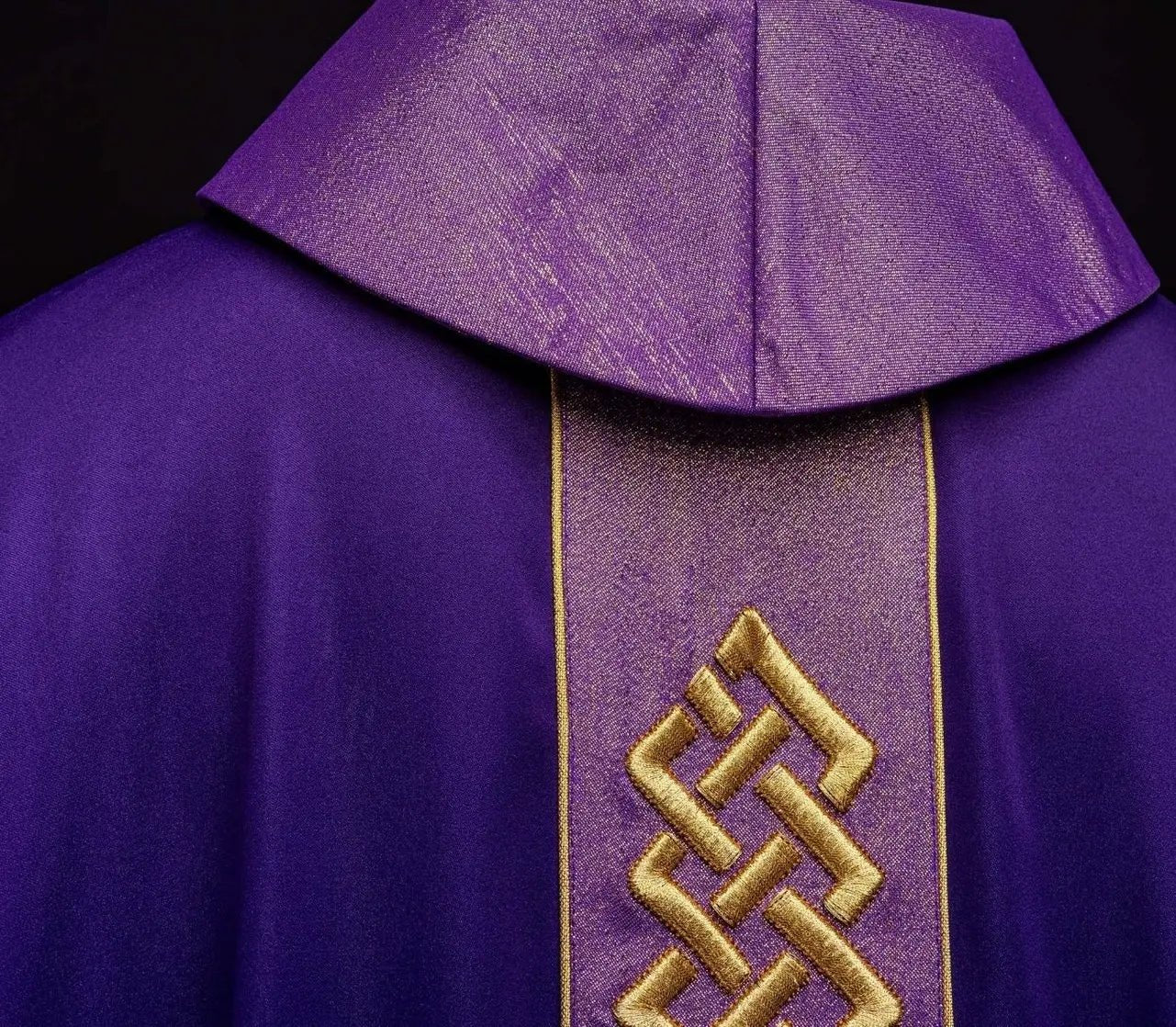 Chasuble brodée en violet avec bande décorative