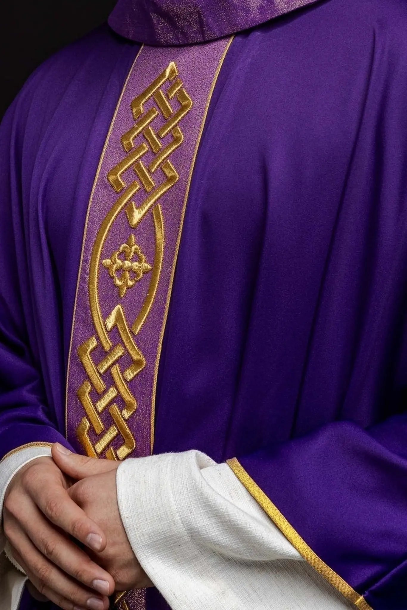 Chasuble brodée en violet avec bande décorative