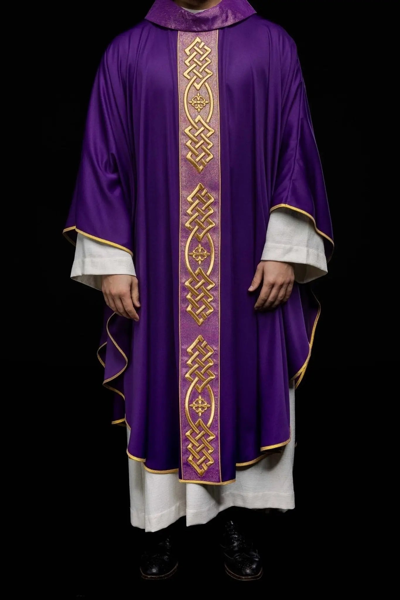 Chasuble brodée en violet avec bande décorative