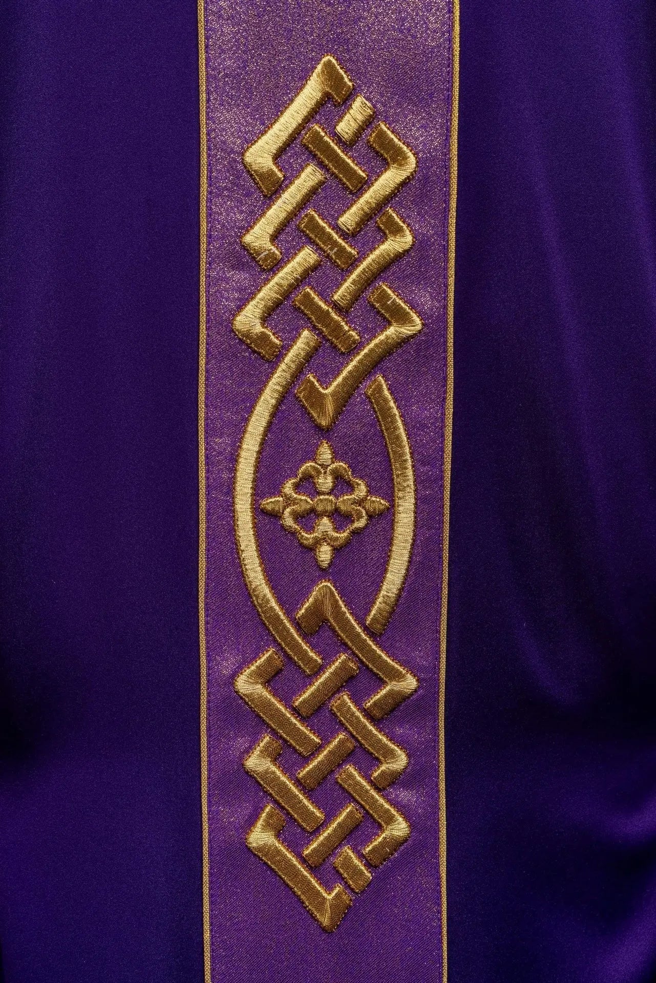 Chasuble brodée en violet avec bande décorative