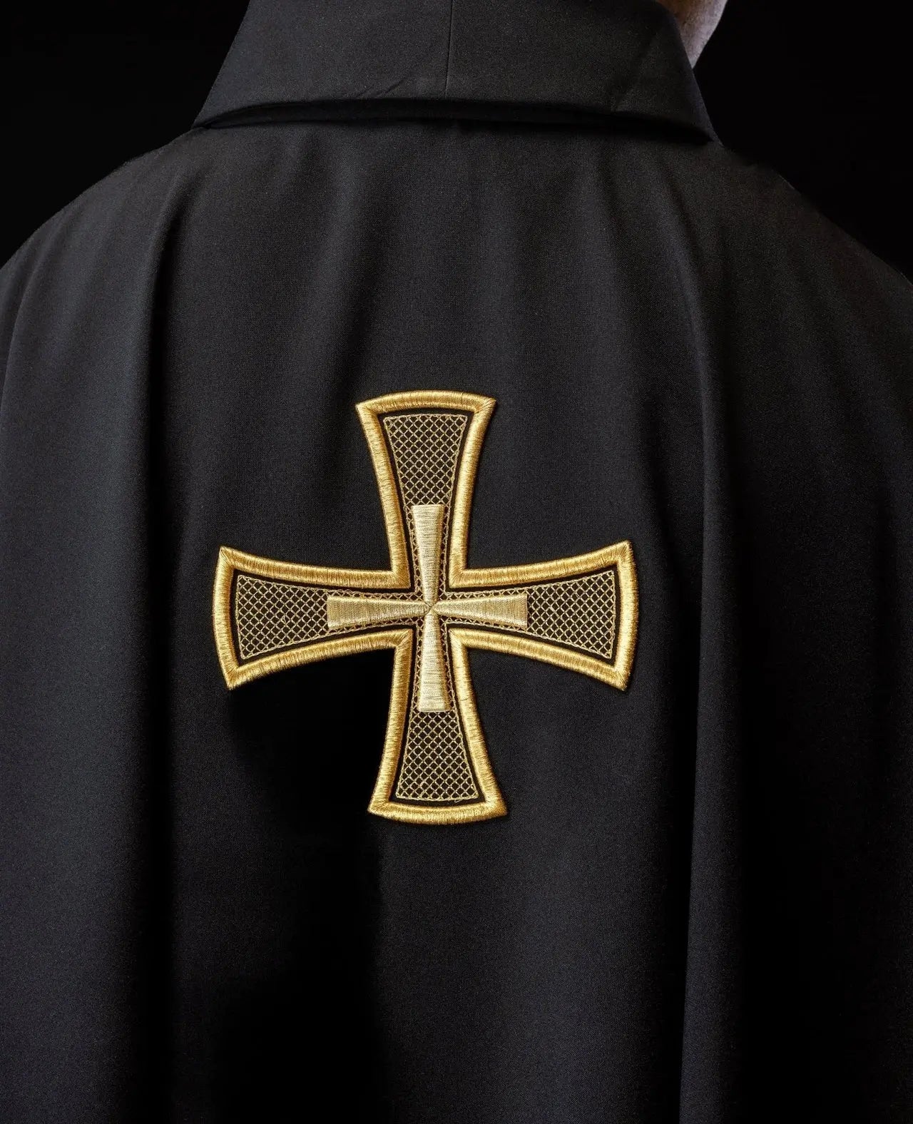 Chasuble noire brodée IHS