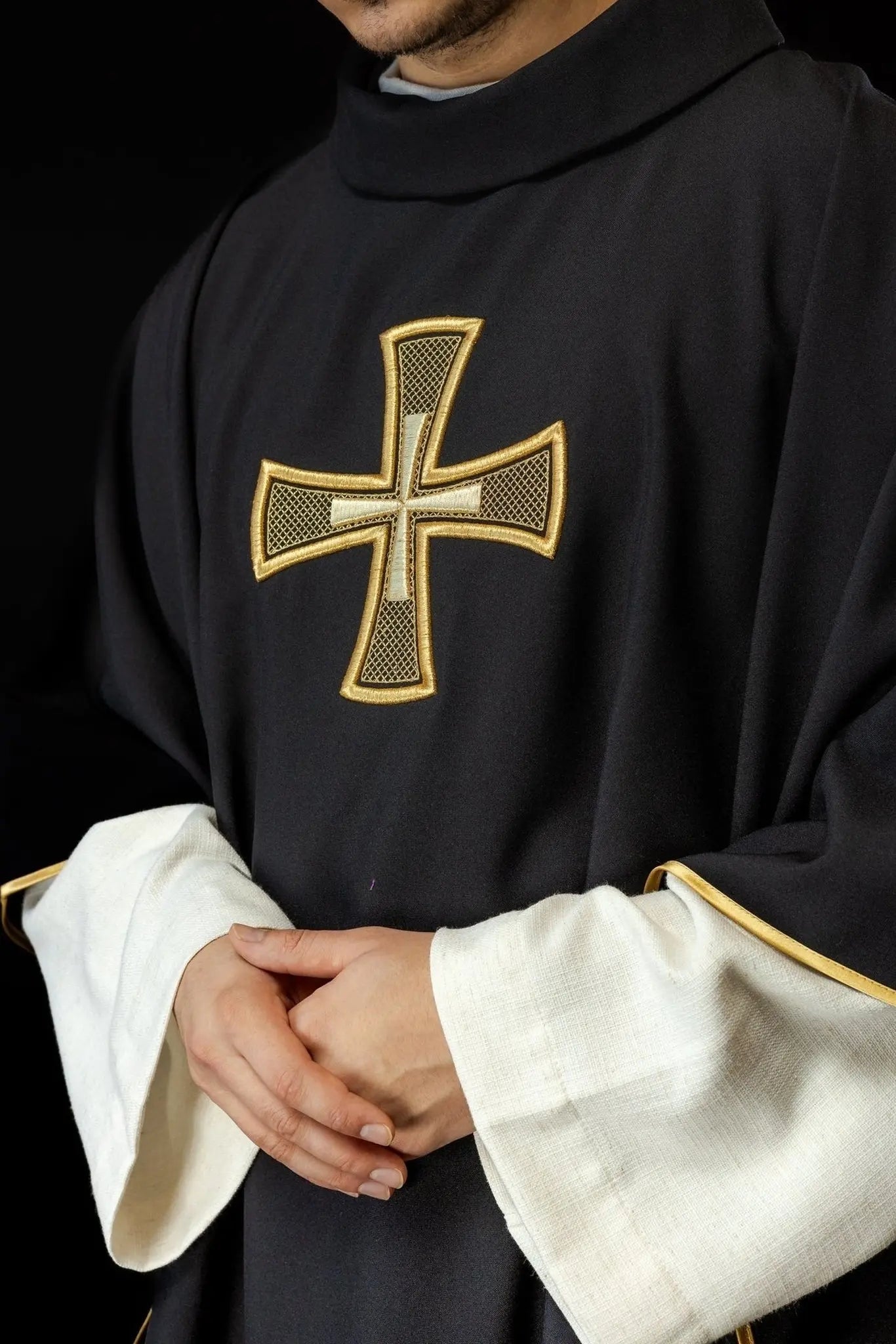 Chasuble noire brodée IHS