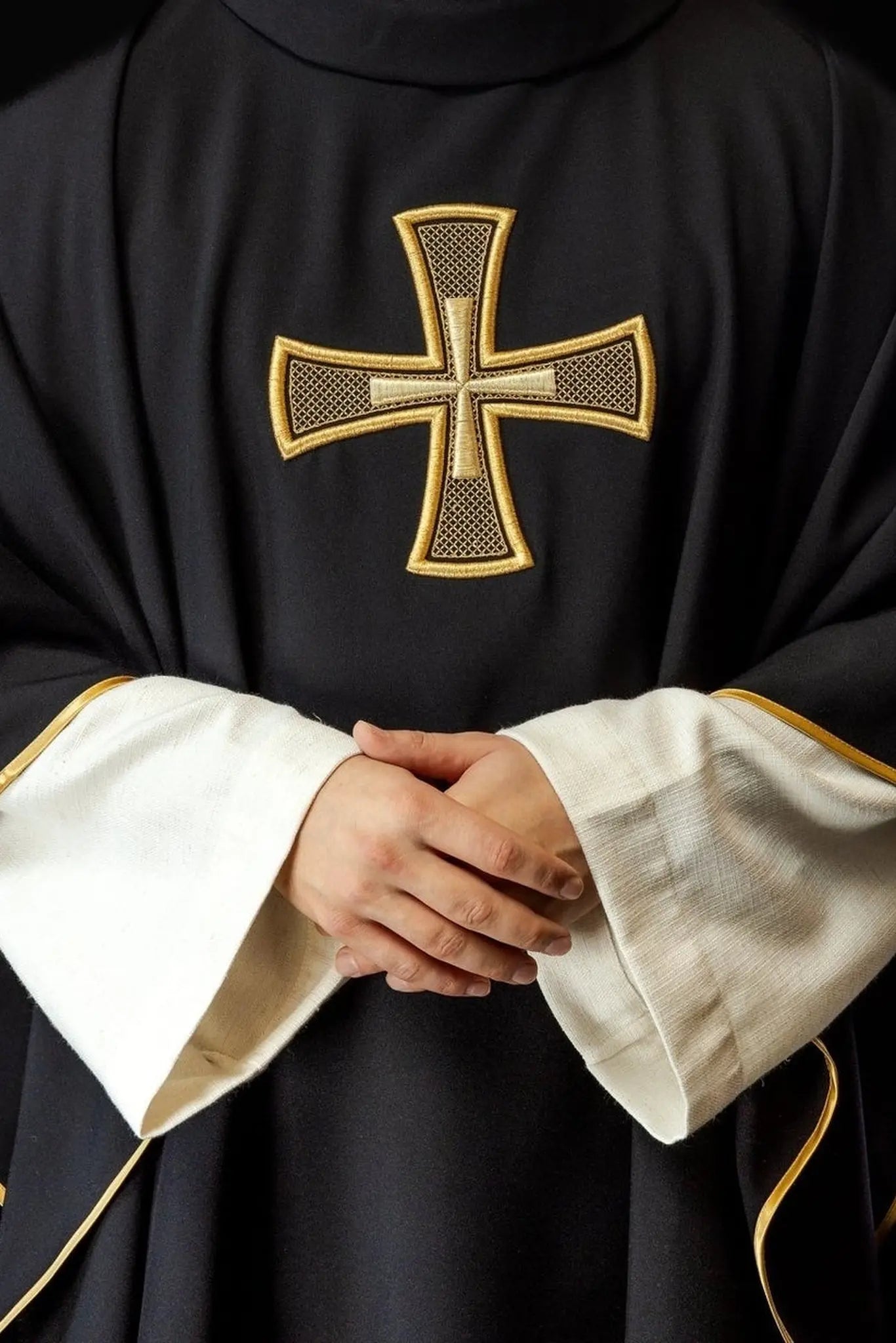 Chasuble noire brodée IHS