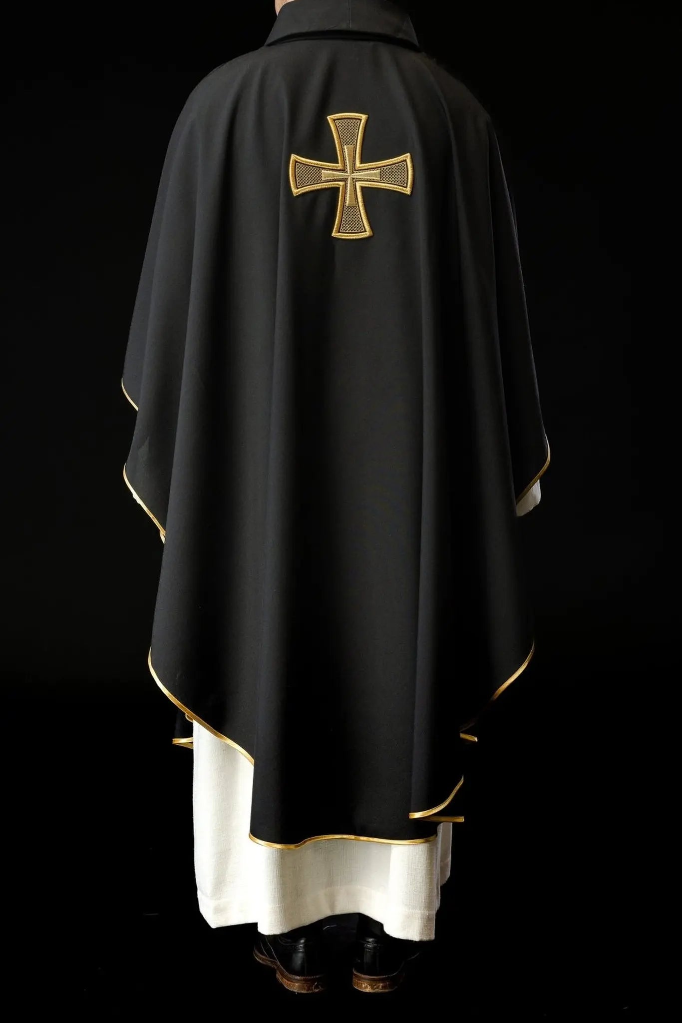 Chasuble noire brodée IHS