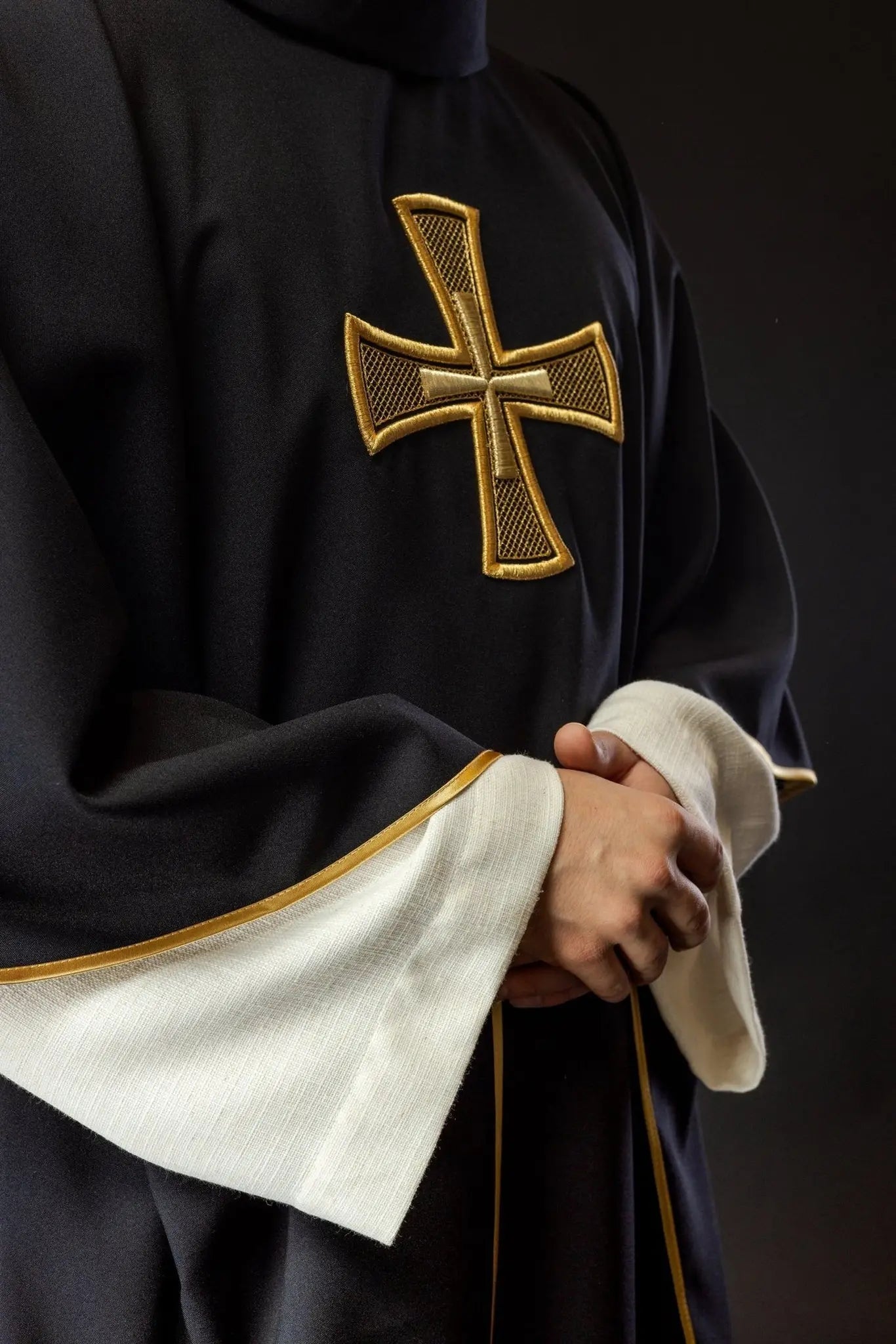 Chasuble noire brodée IHS