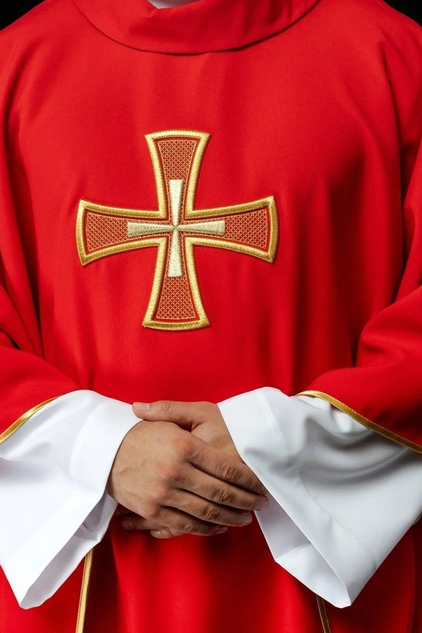 Chasuble brodée IHS rouge avec motif croix