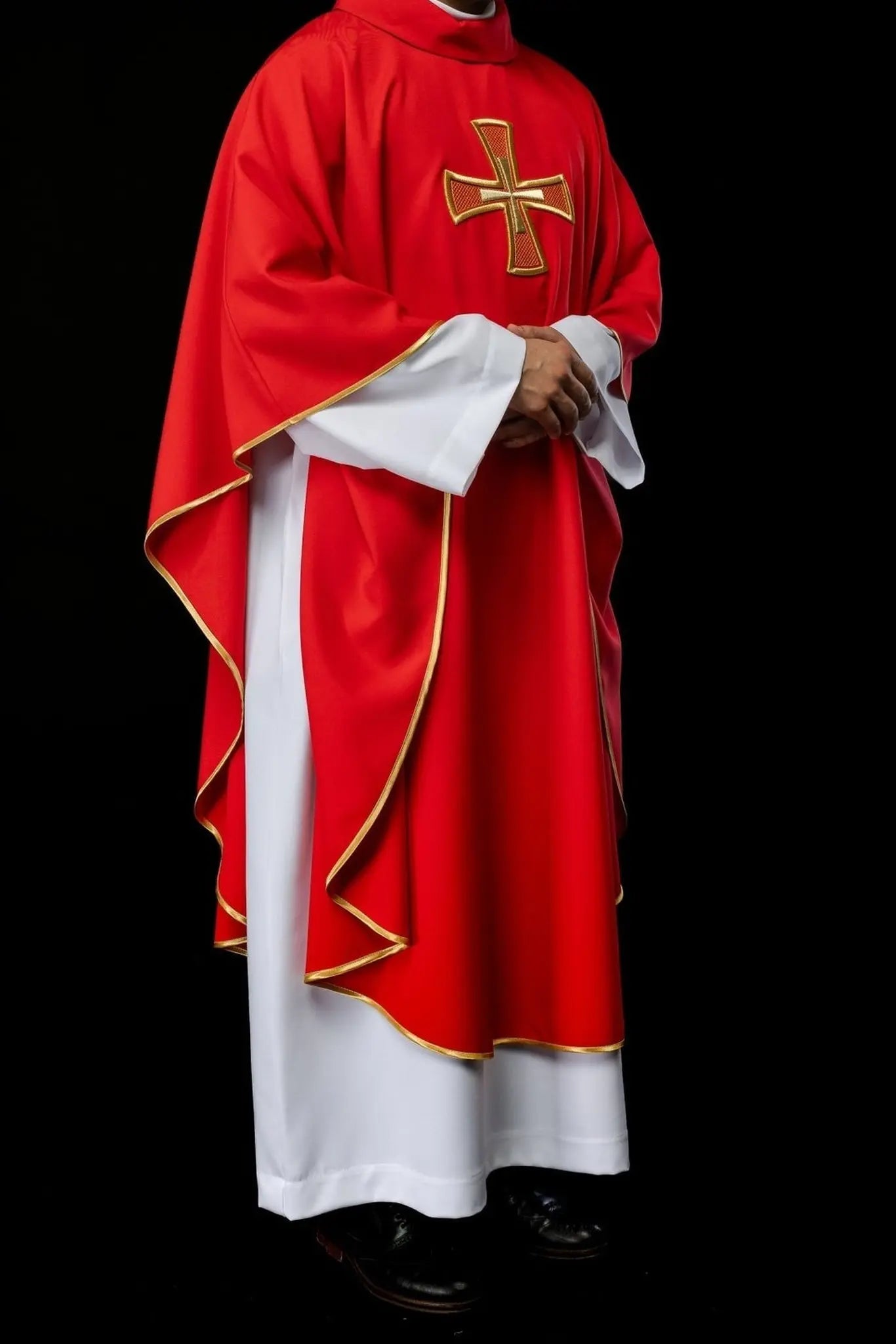 Chasuble brodée IHS rouge avec motif croix