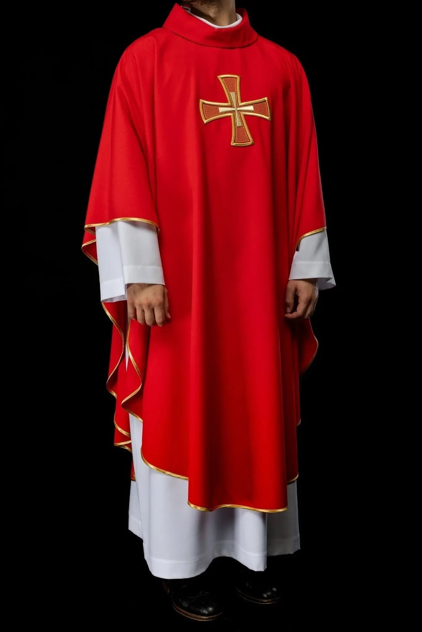Chasuble brodée IHS rouge avec motif croix