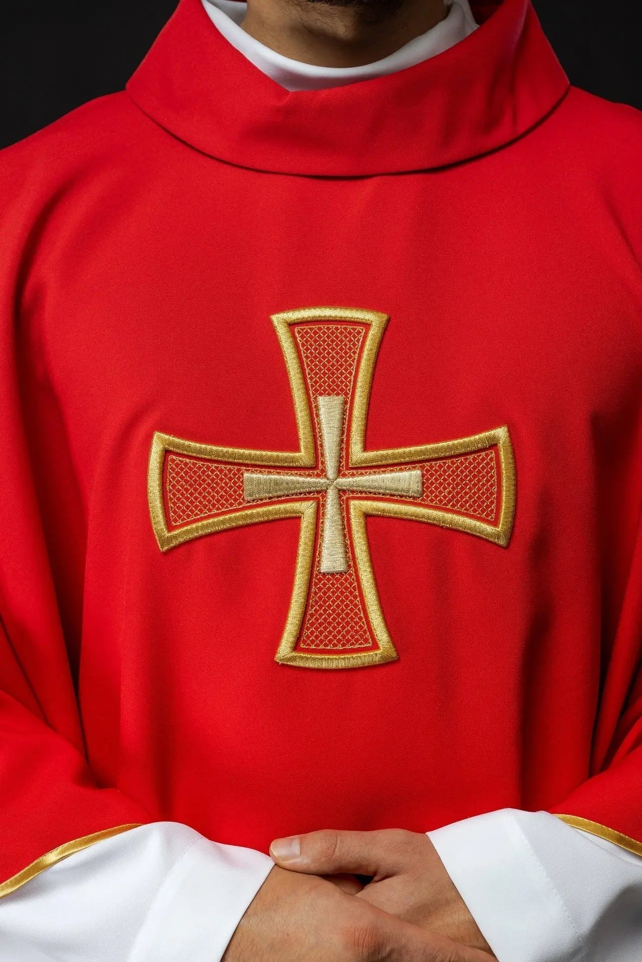 Chasuble brodée IHS rouge avec motif croix