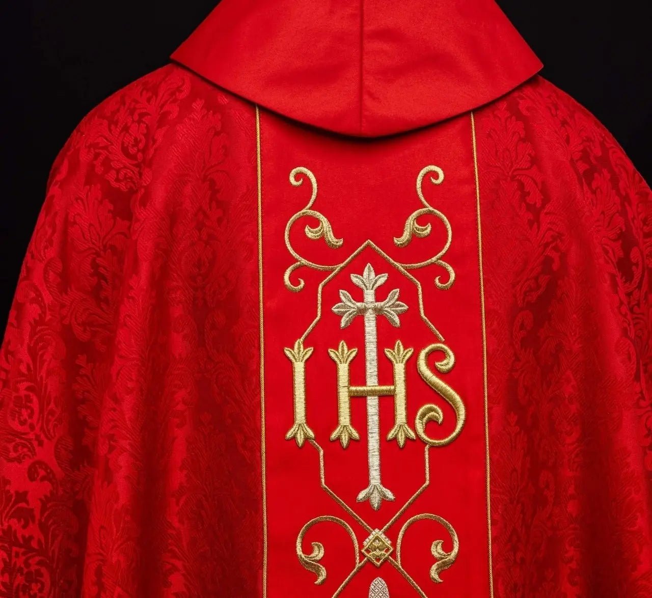 Chasuble rouge brodée IHS avec tissu décoré