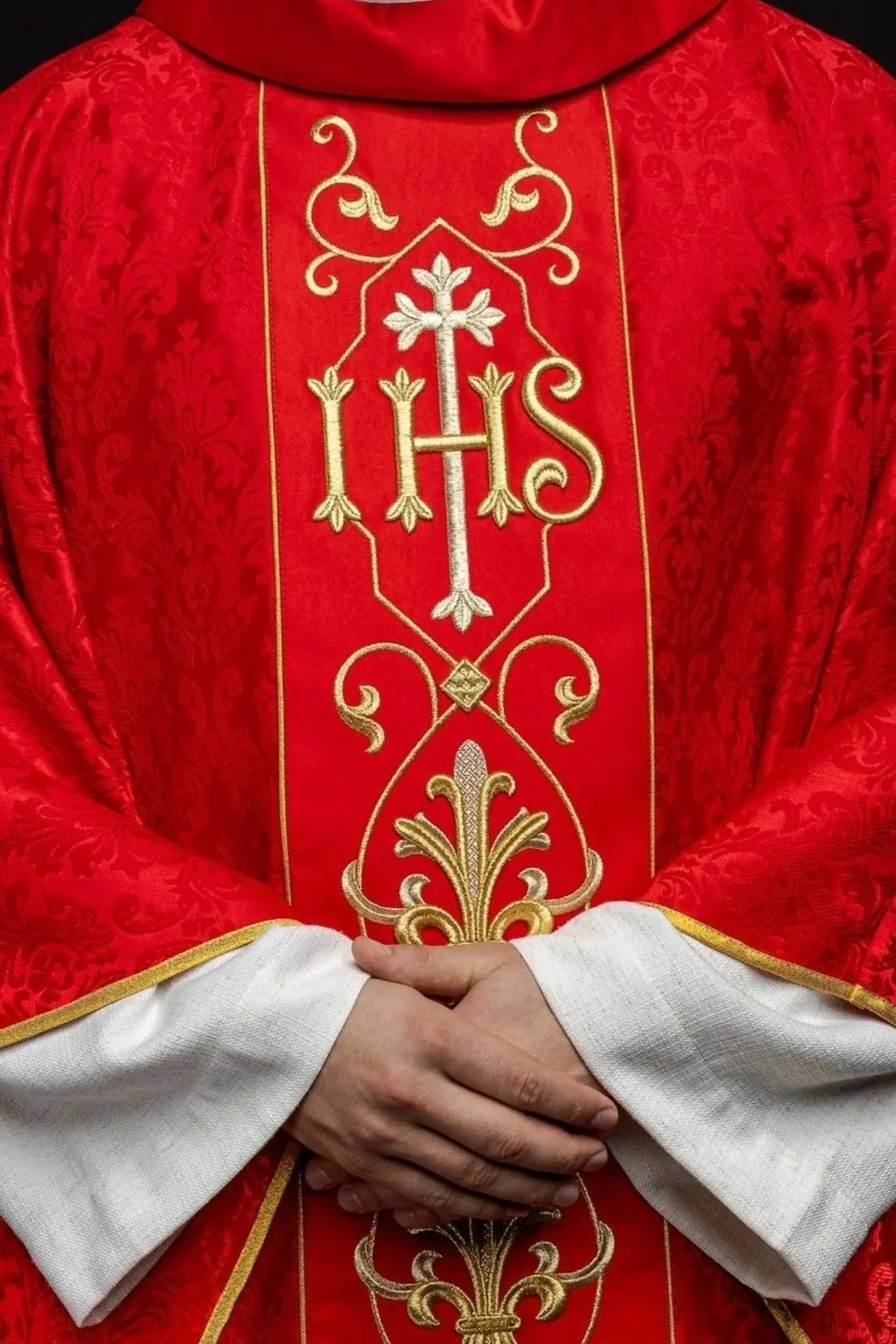 Chasuble rouge brodée IHS avec tissu décoré
