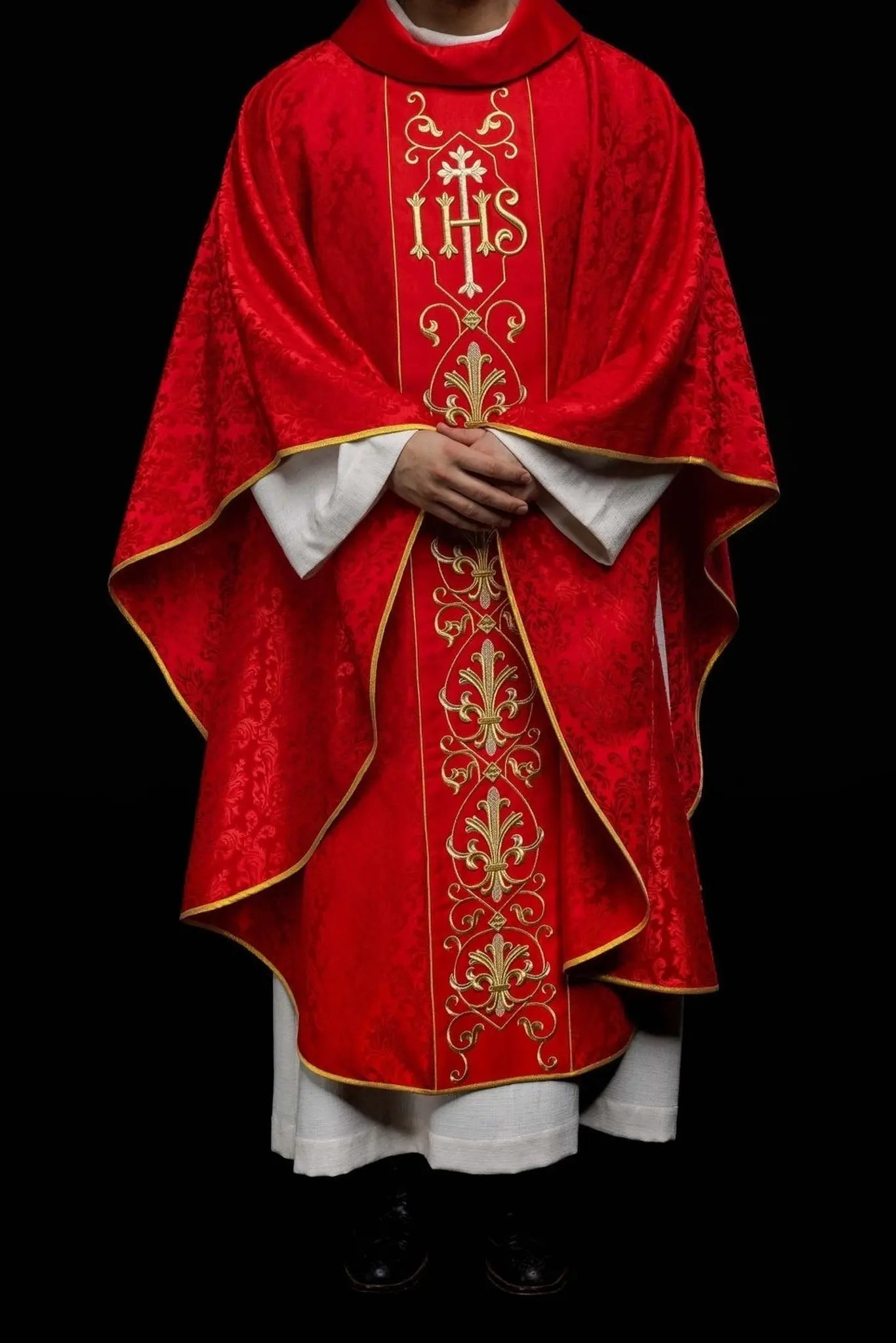 Chasuble rouge brodée IHS avec tissu décoré